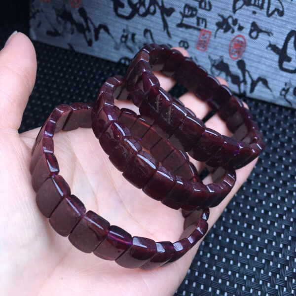 The garnet hand