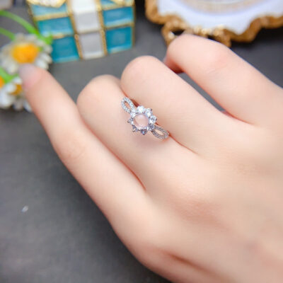 Pure natural moonstone ring, with a main stone size of 5mm round2810105136