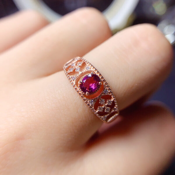 Pure natural magnesium aluminum garnet ring, with a main stone size of 4 * 5mm0411095495