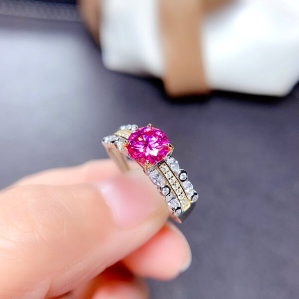 wsxc1699969927641_1 Classic Pink Mosang Diamond Ring, Main Stone 1 Carat, Round 6.5mm1114199722