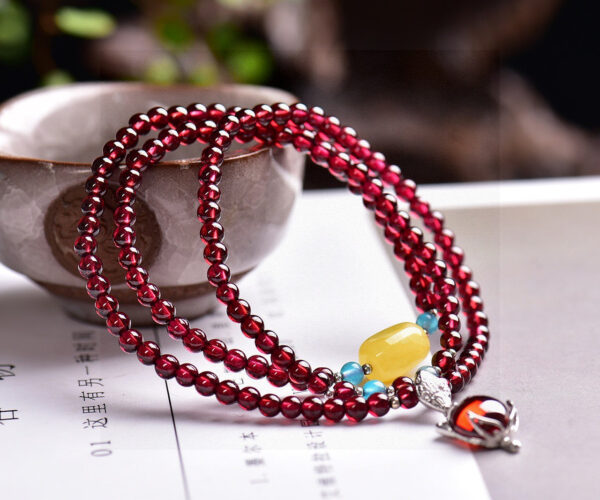 Natural wine red garnet three loop bracelet, with a bead diameter of approximately 4.8mm1114135344