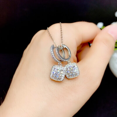Classic Mosang Diamond Earrings, with a main stone of 50 points per piece and a circle of 5mm1118120433